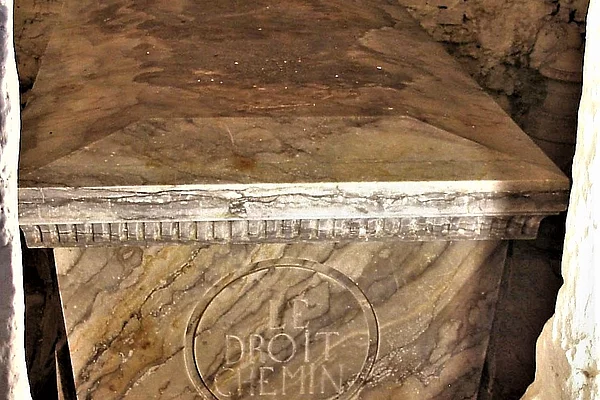 Bild von dem Marmorsarkophag von Jean Henri Desmercières.