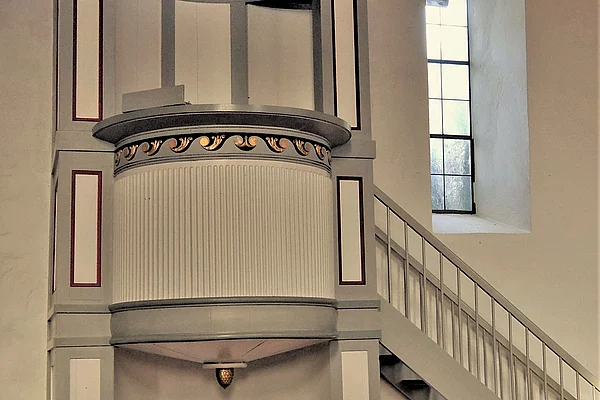 Die klassizistische Kanzel von 1828.