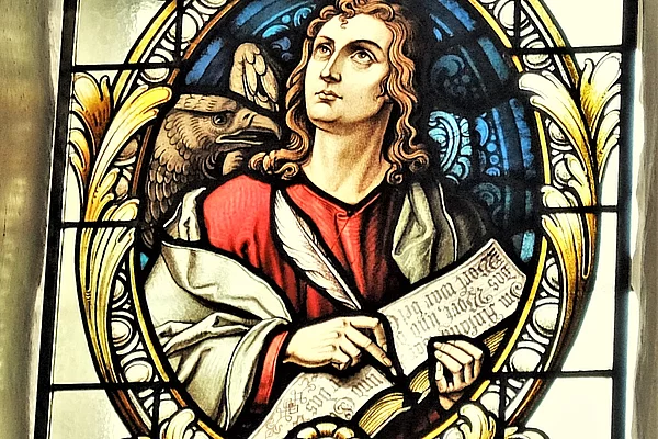 Fenster im Kirchenschiff mit dem Evangelisten Johannes