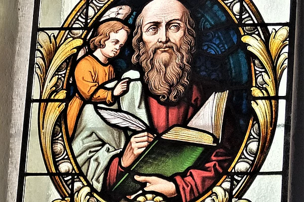 Fenster im Kirchenschiff mit dem Evangelisten Matthäus