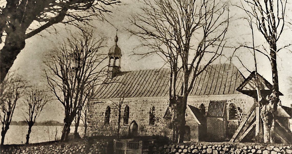 Ein altes Bild von der Flemhuder Kirche am Ufer des Flemhuder Sees.