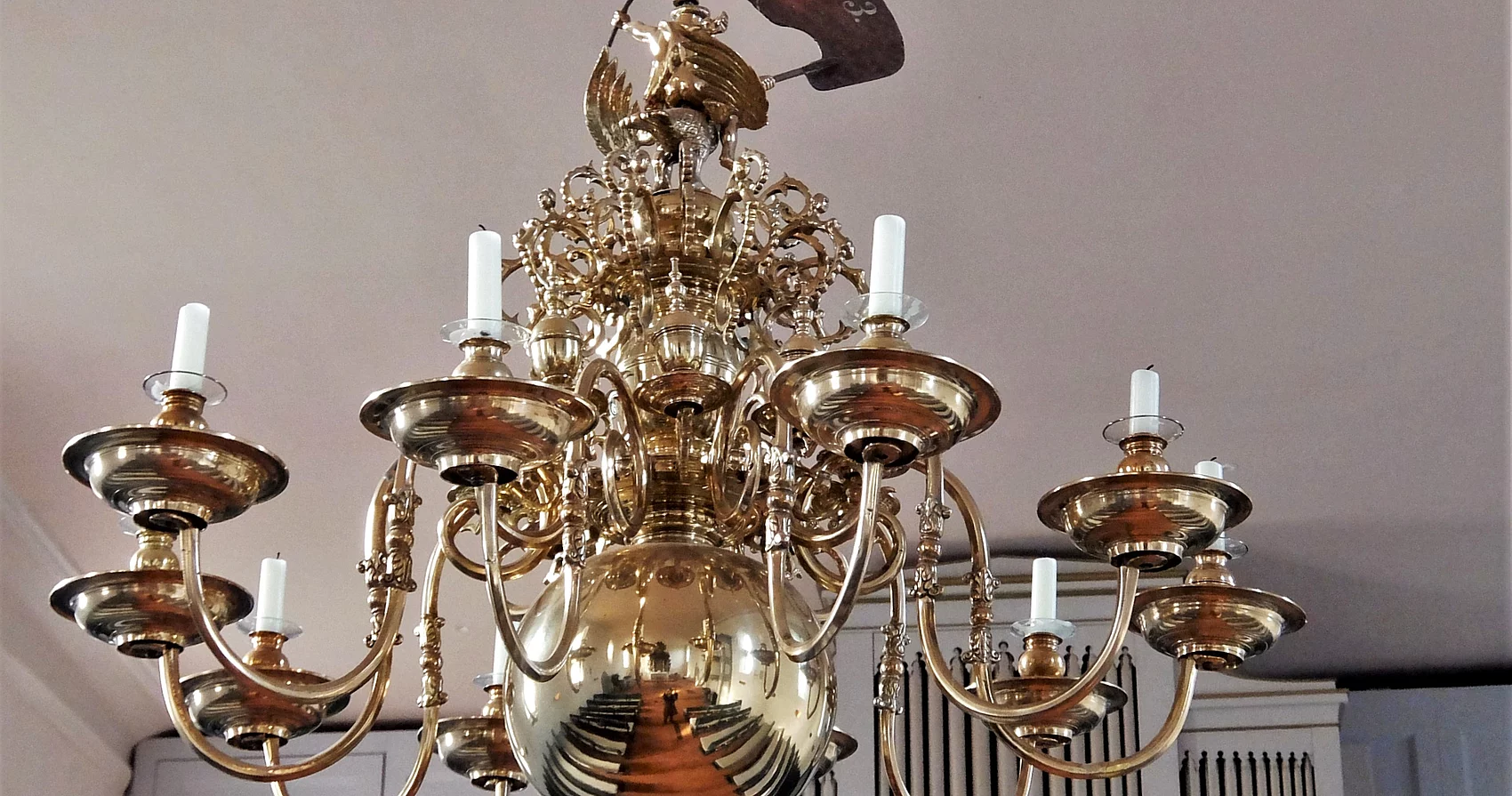 Ein zehnarmiger Kronleuchter in der Flemhuder Kirche.