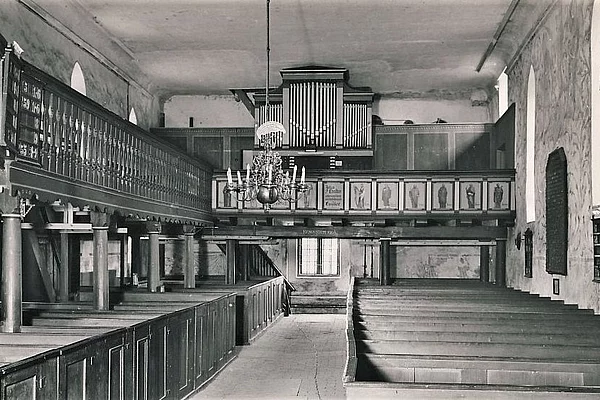 Altes Bild vom Kircheninneren mit einer Südempore.