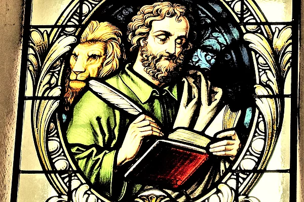 Fenster im Kirchenschiff mit dem Evangelisten Markus