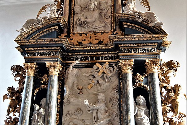 Ein Bild des Altars in der Flemhuder Kirche, der von Theodor Allers geschaffen wurde. 