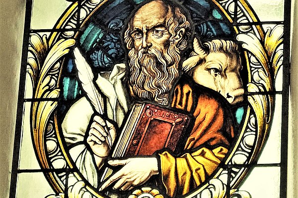 Fenster im Kirchenschiff mit dem Evangelisten Lukas