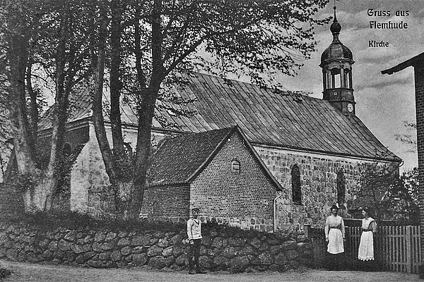 Eine alte Postkarte mit dem Anbau an der nördlichen Außenwand der Kirche